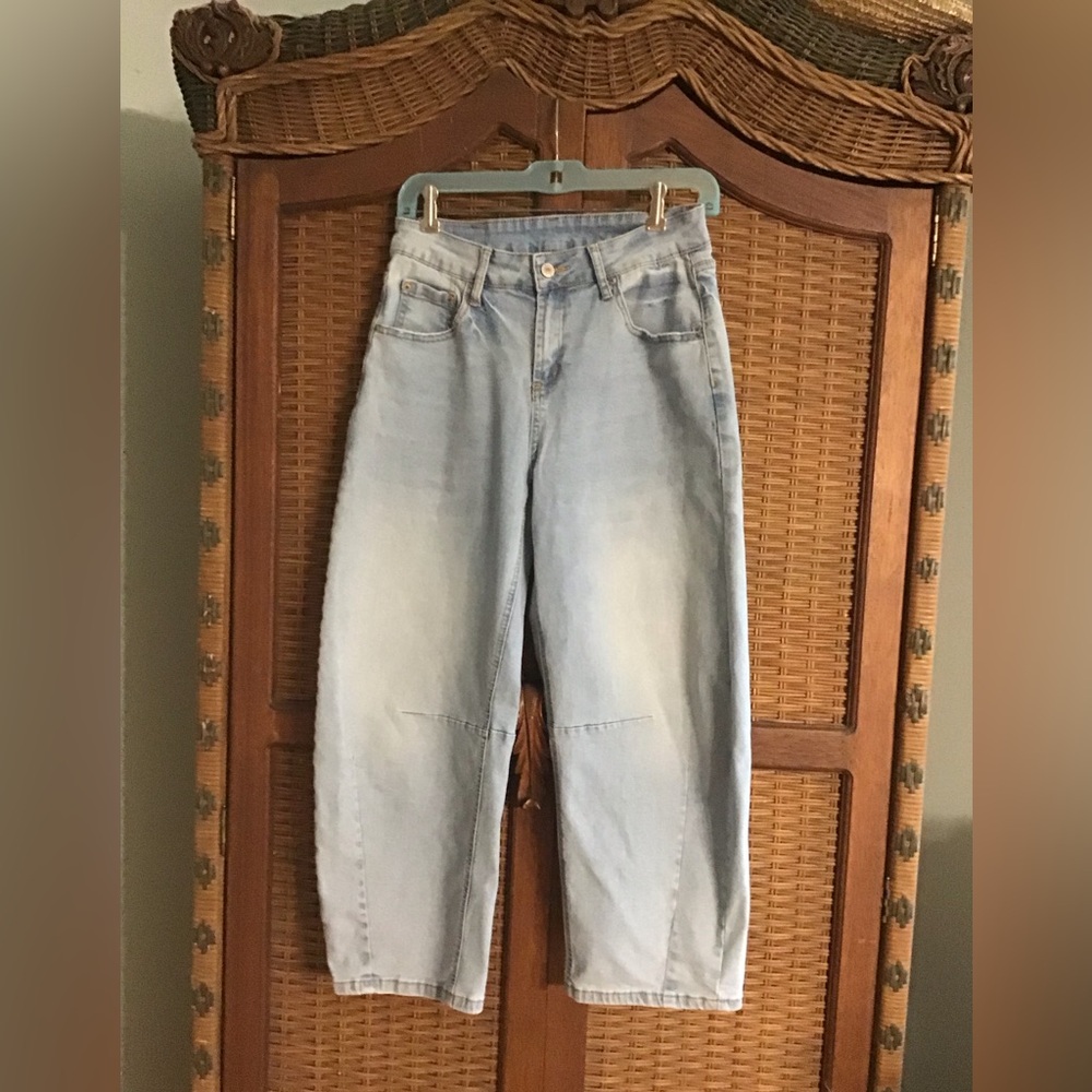 Jeans trendy barrel leg style EUC